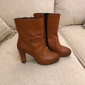 Side zip boot